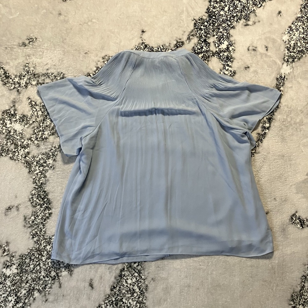 H&M Shirt Womens Sz M Light Blue Chiffon Short Sleeve Top Pleated Collar V-neck - Picture 3 of 7